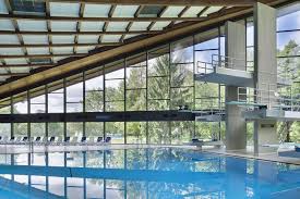 Das Badezentrum Sindelfingen Bietet Das Einzige Uberdachte 50m Sportschwimmbecken Sowie Das Grosste Freibad Fur Naturnahe Erholun Hallenbad Freibad Schwimmbader