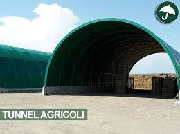 I tunnel agricoli anche conosciuti con il nome di coperture in pvc ad arco singolo o doppio utilizzate per tenere al riparo coltivazioni agricole, attrezzi manuali, grossi mezzi quali camion e trattori. Tunnel E Capannoni Agricoli In Pvc Civert