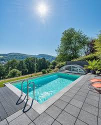 Pool In Kleinem Garten Selbst An Hanggrundstucken Lasst Sich Der Eigene Pool Verwirklichen Schwimmbad Designs Pool Fur Kleinen Garten Pool