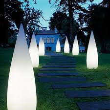 Moderne Gartenbeleuchtung Spannende Ideen Und Praktische Ratschlage Aussenleuchten Landschaftsbeleuchtung Aussenlampe