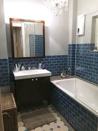 Minibad Nach Sanierung Blaue Metrofliesen Adex Dunkelbraune Badmobel Burgbad Finca Kronleuchter Butlers Mini Bad Bad Einrichten Badezimmer Blau