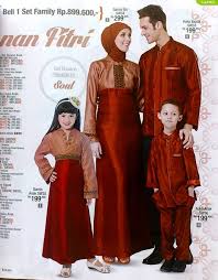 Anak perempuannya sudah 3 kali menyaksikan. Foto Baju Batik Couple Ayah Ibu Dan Anak Baju Muslim Batik Anak