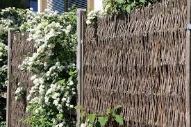 Weidenzaun Als Naturlicher Sichtschutz Bild 10 Als Bild Naturlicher Sichtschutz Sichtschutzpflanzen Weid In 2020 Garden Design Creative Gardening Fence Decor