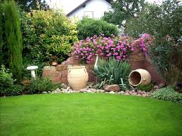 Die Natursteinmauer Bringt Mediterranes Flair In Den Garten Garten Mediterrane Gartengestaltung Garten Landschaftsbau