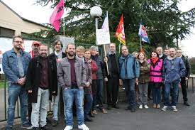 Découvrez grâce au tableau suivant les horaires d'ouverture de centre des impôts foncier de bernay. Greve Devant Le Centre Des Impots De Bernay Non A La Fermeture Des Services Publics L Eveil Normand