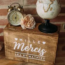Une urne de mariage personnalisée sur laquelle vous pourrez nous demander d'y inscrire par gravure laser le nom des mariés, d'y graver la date de l'heureux événement ainsi que tout autre phrase. Urne En Bois Personnalisee Le Grenier De Pauline