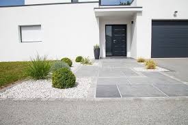 Allee De Garage Moderne Focus Dallage Entree Terrasse Et Patio Nantes P Front Yard Landscaping Modern Landscape Design Front Yard Front Yard Landscaping Design