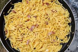 Einfache Nudelpfanne Mit Ei Und Speck Schnell Und Einfach Zubereitet Da Die Nudelpfanne Nur Mit 4 Zutaten Gemacht Wird Nudelpfanne Rezepte Gunstig Kochen