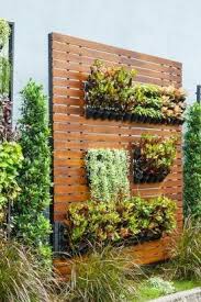 Vertikaler Garten Als Bepflanzte Sichtschutzwand Bild 12 Gartengestaltung Vertikaler Krautergarten Ummauerter Garten