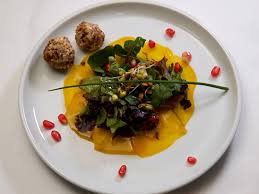 Kunterbunter Salat Auf Gelber Bete Mit Zuckerrubenbrot Und Fetaballchen Rezept Rezept Das Perfekte Dinner Gelbe Bete Lebensmittel Essen