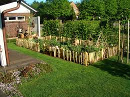 Staketenzaun Kastanienzaun Rollzaun Aus Franzosischem Kastanienholz Gespalten Geschalt Einseitig Angespitzt Lat In 2020 Backyard Fences Backyard Small Backyard