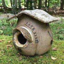 Vogelhauschen Aus Keramik Im Garten Keramik Vogel Handgemachte Keramik Handgefertigte Keramik