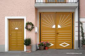 Garagentore Zweiflugelig Lindpointner Klassisch Landhausstil Sonne Braun Garagentore Garagentor Zweiflugelig Garage