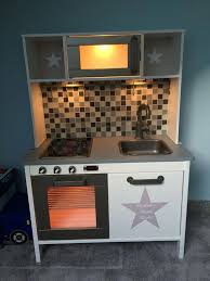 Unser Weihnachtsgeschenk Fur Marlon Eine Ikea Duktig Kinderkuche Mit Einem Ordentlichen Makeover Mit Echtem Flie Ikea Kuche Kinder Ikea Spielkuche Kinderkuche