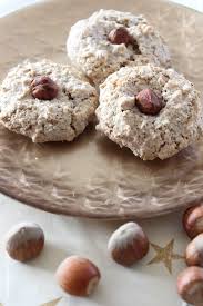 Wunderbar Weiche Haselnussmakronen In Knuspriger Hulle Eine Unschlagbare Kombi Oder Hier Einfache Kokosmakronen Kekse Backen Rezept Weihnachten Kekse Backen