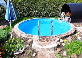 Ein Kleiner Feiner Swimmingpool Fur Einen Kleinen Zauberhaften Garten So Ist Die Schnelle Erfrischung Im Gartenpools Pool Fur Kleinen Garten Pool Im Garten