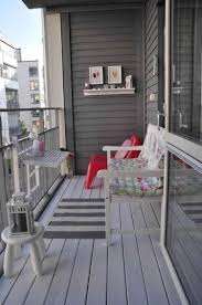 Balkongestaltung Klapptisch Sitzbank Roter Sessel Grau Weiss Deko Balkonentwurf Balkon Im Freien Ikea Stuhl