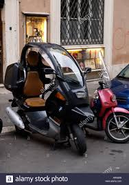 Bmw C1 Executive Roller Urban Fahrzeug Motorrad Mit Dach Geparkt In Einer Strasse In Rom Stockfotografie Alamy
