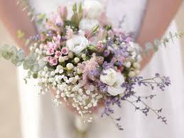 Nos fleuristes ont sélectionné de belles fleurs blanches élancées pour créer un magnifique bouquet. Les Fleurs Bouquet Mariee Conseil Mariage Bouquet Mariee