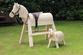 Im Doppelpack Der Sonne Entgegen Holzpferd Princess Und Ihr Kleiner Buttjer Geniessen Die Ersten Sonnenstrah Holzpferd Holzpferd Selber Bauen Holzpferd Garten