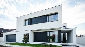 Moderne Haus In Rumanien Minimalistisch Terrasse Weiss Moderne Hauser Haus Design Moderne Hausfassade