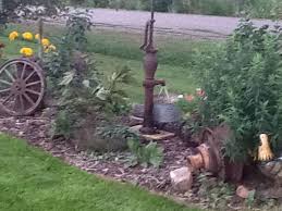 Brunnen Aus Alter Handpumpe Gefertigt Ich Wurde So Etwas Gerne Machen Wasser Bett Bauernhof Garten Brunnen Garten Vorgarten Anlegen