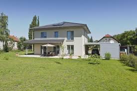 Eine Stadtvilla Die Von Aussen Schlicht Gehalten Ist Heller Farbton Eher Kleinformatige Fenster Besondere Details Sind Die Uberd Style At Home Haus Walmdach