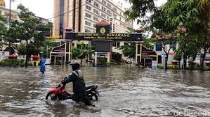 Banjir juga melanda sejumlah pemukiman di wilayah tlogosari dan anjasmoro semarang, serta akses jalan kaligawe semarang. Kfhem7uyq7mj6m