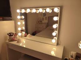 15 Besten Ideen Wand Spiegel Mit Gluhbirnen Es Ist Untersucht Worden In Denen Wand Spie Makeup Mirror With Lights Mirror With Lights Mirror With Light Bulbs