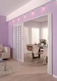 Faltturen Brauchen Wenig Platz Und Sind Leicht Zu Montieren Raumteilerturen Schlafzimmerfarbe Schiebetur Glas