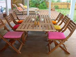 En bois, en métal ou en plastique, de style et de dimensions certaines de nos tables et chaises sont pliantes pour pouvoir les mettre de côté quand vous ne vous en servez pas. Le Meuble De Jardin Ikea Cree Des Espaces Jolis Et Confortables Archzine Fr