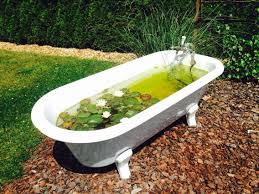 Badewanne Fur Den Garten Fuhlen Sie Sich Wie Ein Cottage Retreat Von Alte Badewanne Als Mini Teich Ich Bin Dann Mal I Garden Bathtub Tuscan Garden Water Pond
