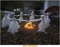 Scary Halloween Decoration Ideas For Outside 34 Yard Pics Http Www Snappypixels Com Diy Halloween Lawn Halloween Lawn Ghosts Halloween Ghost Decorations