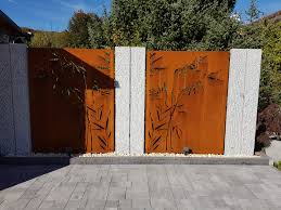 Sichtschutz Cortenstahl Rostpatina An Granitstelen Sichtschutz Cortenstahl Sichtschutzzaun Garten Sichtschutz Garten