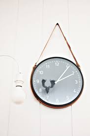 Ein Easy Peasy Do It Yourself Ein Regal Eine Uhr Sogar Holz Wird Dank Eines H M Gurtels Zum Designerteil Ikea Diy Zuhause Diy Diy Wanduhren
