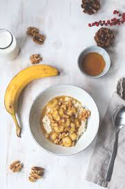 Porridge Mit Karamellisierter Banane Ahornsirup Und Walnussen Rezept Karamellisierte Bananen Porridge Rezepte
