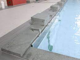 Die Umlaufenden Beckenkopfsteine Aus Granit Stammen Aus Der Entstehungszeit Der Schwimmhalle Schwimmhalle Swimming Pool Schwimmen