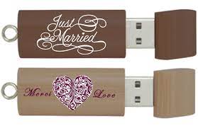 Vos clients adoreront la clé usb crystal qui y est jointe et que vous pouvez également personnaliser de façon assortie à la boite, et pour laquelle. Cle Usb Personnalisee Mariage Bois A Graver Pour Cadeau Invite Pas Cher