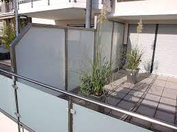 Schutzen Sie Ihre Privatsphare Mit Unseren Hochwertigen Sichtschutz Elementen Aus Edelstahl Und Blickdi Sichtschutz Terrasse Glas Balkon Trennwand Sichtschutz