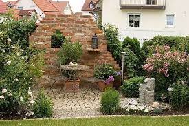 Diy Dekorationen Aus Rotem Backstein Ideen Fur Einen Traumgarten Garten Gartengestaltung Traumgarten