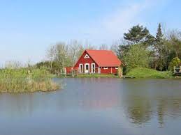 Gemutliches Holzhaus Mit Eingezauntem Garten Und Badesee 1001 Maria In Braderup Braderup See Bad Eingezaunter Garten Ferienhaus Am See Ferienhaus Nordsee