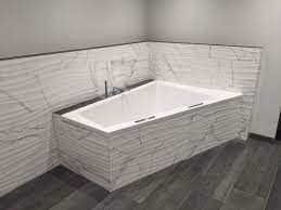 Gewellte Fliesen In Einer Marmoroptik Gesehen Bei Unseren Niederlandischen Partner Tegel Outlet Badezimmer Bad Badewanne Ga Fliesen Badezimmer Wolle Kaufen