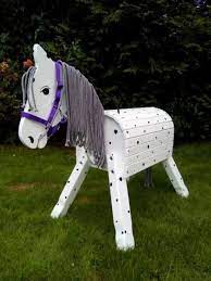 Susses Holzpony Fur Den Garten Zum Reiten Spielen Putzen Mahne Flechten Frisieren Und Lieb Holzpony Weiss M Schw Punkten Holzpferd Holzpferd Garten Pferd