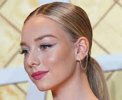Ester expósito (born 26 january 2000) is a spanish actress. Pausa Para Feminices Cabelo E Maquiagem Maquiagem Batom Vermelho Maquiagem Romantica