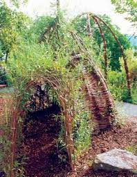 Weidenhaus Mit Tunnel Als Spielplatz Fur Kinder Garten Spielplatz Spielplatz Kinder Kinderspielplatz Garten