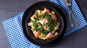 Rezept Lachs Bandnudelpfanne Mit Blattspinat Und Frischkase Hr Fernsehen De Rezepte