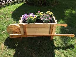 Schubkarre Mit Pflanzkasten Bauanleitung Zum Selber Bauen Schubkarre Pflanzkasten Pflanzen