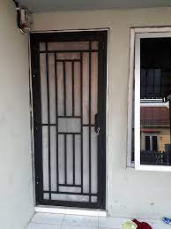 Bahan yang digunakan pun bisa beragam mulai dari bahan kayu seperti kayu jati, besi hingga aluminium, bisa juga dikombinasikan dengan. Model Teralis Pintu Minimalis Terbaru 2020