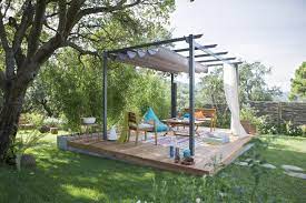 Une Terrasse En Bois Au Milieu Du Jardin Terrasse Couverte Terrasse Couverte Pergola Amenagement Jardin