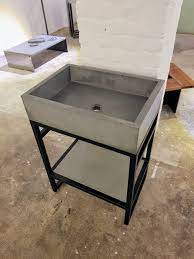 Industriell Und Individuell Das Moderne Betonwaschbecken Und Die Passende Betonablage Werden Von Einem Schwarz Betonwaschbecken Waschtisch Waschbecken Garten